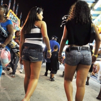 2 brunettes in shorts