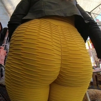 Sexy candid Latina milf with a nice ass in bright yellow leggings Milf bonito culo muy conservado para su edad.mp4-2023-04-15-10h56m04s824.jpg