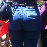 Candid Latina milf in tight blue jeans with a nice ass Guapa mamá joven culo en jeans .mp4-2023-04-16-12h43m04s911.jpg