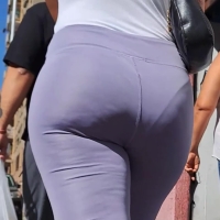 Candid sexy blonde girl with a phat ass and vpl in leggings Calza VPL Rubia.mp4-2024-04-17-17h33m37s255.jpg