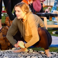 Blonde yoga babe in shiny Adidas leggings with an incredible ass Candid Ass Girl Doing Yoga In Shiny Leggings.mp4-2021-04-20-09h19m41s864.jpg