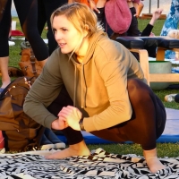 Blonde yoga babe in shiny Adidas leggings with an incredible ass Candid Ass Girl Doing Yoga In Shiny Leggings.mp4-2021-04-20-09h19m45s064.jpg