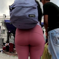 Candid sexy Latina babe with a nice ass in pink leggings Linda nalgona viendo el espectáculo .mp4-2023-04-22-06h31m03s925.jpg