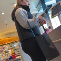 Candid sexy blonde girl with a big booty in tight leggings in line BLPwg.MP4-2023-04-22-09h10m12s784.jpg