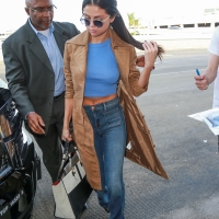 Selena Gomez paparazzi pics with no bra on and pokies selena-gomez-blue-airport-nov-01.jpg