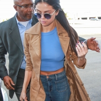 Selena Gomez paparazzi pics with no bra on and pokies selena-gomez-blue-airport-nov-03.jpg