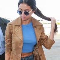Selena Gomez paparazzi pics with no bra on and pokies selena-gomez-blue-airport-nov-02.jpg