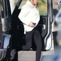 Hilary Duff paparazzi pictures of her sexy milf body in leggings 04.jpg