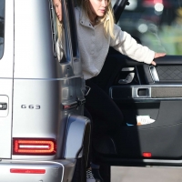 Hilary Duff paparazzi pictures of her sexy milf body in leggings 05.jpg