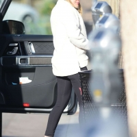 Hilary Duff paparazzi pictures of her sexy milf body in leggings 03.jpg