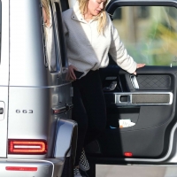 Hilary Duff paparazzi pictures of her sexy milf body in leggings 02.jpg