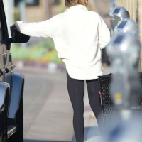 Hilary Duff paparazzi pictures of her sexy milf body in leggings 01.jpg