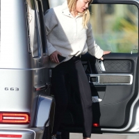 Hilary Duff paparazzi pictures of her sexy milf body in leggings 07.jpg