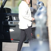 Hilary Duff paparazzi pictures of her sexy milf body in leggings 09.jpg