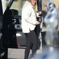 Hilary Duff paparazzi pictures of her sexy milf body in leggings 08.jpg