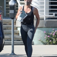 Hilary Duff paparazzi pictures of her sexy milf body in leggings 08.jpg