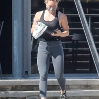 Hilary Duff paparazzi pictures of her sexy milf body in leggings 09.jpg