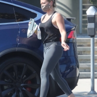 Hilary Duff paparazzi pictures of her sexy milf body in leggings 13.jpg