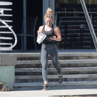 Hilary Duff paparazzi pictures of her sexy milf body in leggings 15.jpg