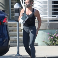 Hilary Duff paparazzi pictures of her sexy milf body in leggings 16.jpg