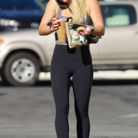 Hilary Duff paparazzi pictures of her sexy milf body in leggings 02.jpg