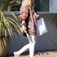 Hilary Duff paparazzi pictures of her sexy milf body in leggings 06.jpg