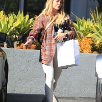 Hilary Duff paparazzi pictures of her sexy milf body in leggings 02.jpg