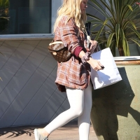 Hilary Duff paparazzi pictures of her sexy milf body in leggings 03.jpg