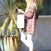 Hilary Duff paparazzi pictures of her sexy milf body in leggings 04.jpg