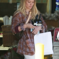 Hilary Duff paparazzi pictures of her sexy milf body in leggings 07.jpg