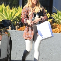 Hilary Duff paparazzi pictures of her sexy milf body in leggings 08.jpg