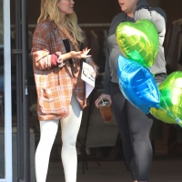 Hilary Duff paparazzi pictures of her sexy milf body in leggings 11.jpg