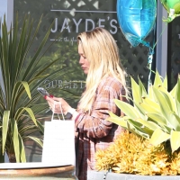 Hilary Duff paparazzi pictures of her sexy milf body in leggings 09.jpg