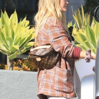 Hilary Duff paparazzi pictures of her sexy milf body in leggings 12.jpg
