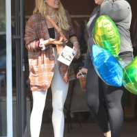 Hilary Duff paparazzi pictures of her sexy milf body in leggings 15.jpg