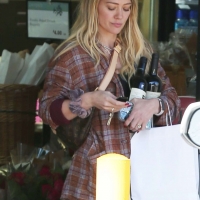 Hilary Duff paparazzi pictures of her sexy milf body in leggings 14.jpg