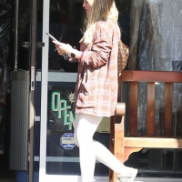 Hilary Duff paparazzi pictures of her sexy milf body in leggings 21.jpg