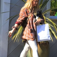 Hilary Duff paparazzi pictures of her sexy milf body in leggings 20.jpg