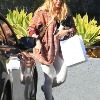 Hilary Duff paparazzi pictures of her sexy milf body in leggings 18.jpg