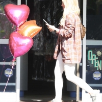Hilary Duff paparazzi pictures of her sexy milf body in leggings 19.jpg