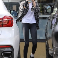 Kaia Gerber looking sexy in tight leggings in paparazzi pics 01.jpg