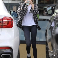 Kaia Gerber looking sexy in tight leggings in paparazzi pics 02.jpg