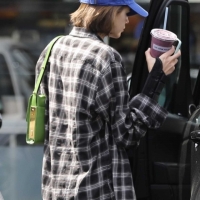 Kaia Gerber looking sexy in tight leggings in paparazzi pics 03.jpg