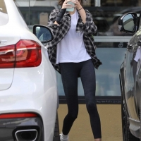 Kaia Gerber looking sexy in tight leggings in paparazzi pics 10.jpg
