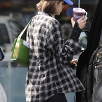 Kaia Gerber looking sexy in tight leggings in paparazzi pics 05.jpg