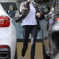 Kaia Gerber looking sexy in tight leggings in paparazzi pics 07.jpg