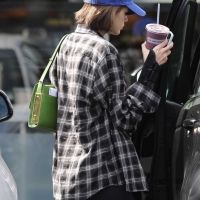 Kaia Gerber looking sexy in tight leggings in paparazzi pics 11.jpg
