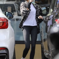 Kaia Gerber looking sexy in tight leggings in paparazzi pics 04.jpg