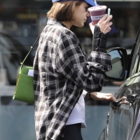 Kaia Gerber looking sexy in tight leggings in paparazzi pics 09.jpg