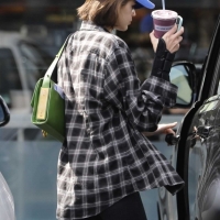 Kaia Gerber looking sexy in tight leggings in paparazzi pics 12.jpg